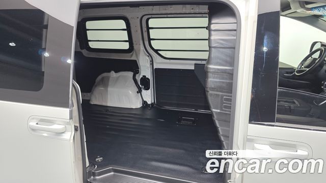 Hyundai Staria 2025 — photo 18