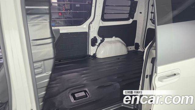 Hyundai Staria 2025 — photo 16