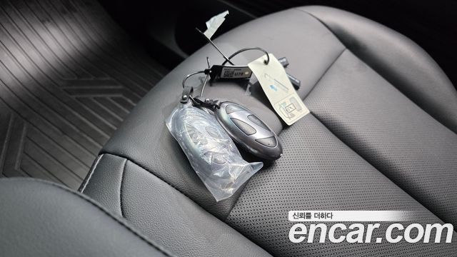 Hyundai Staria 2025 — photo 28