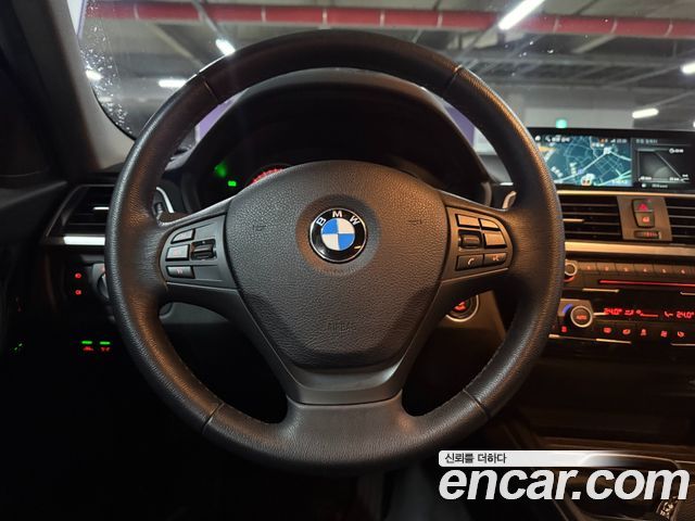 BMW 3-Series 2018 — photo 10