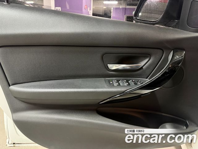 BMW 3-Series 2018 — photo 19