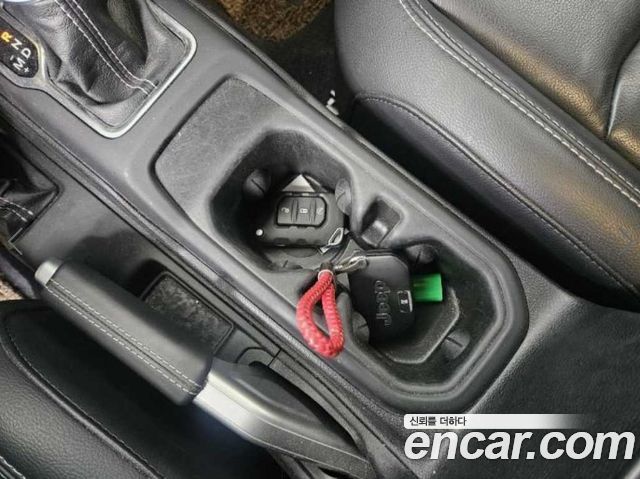Jeep Wrangler 2021 — photo 11