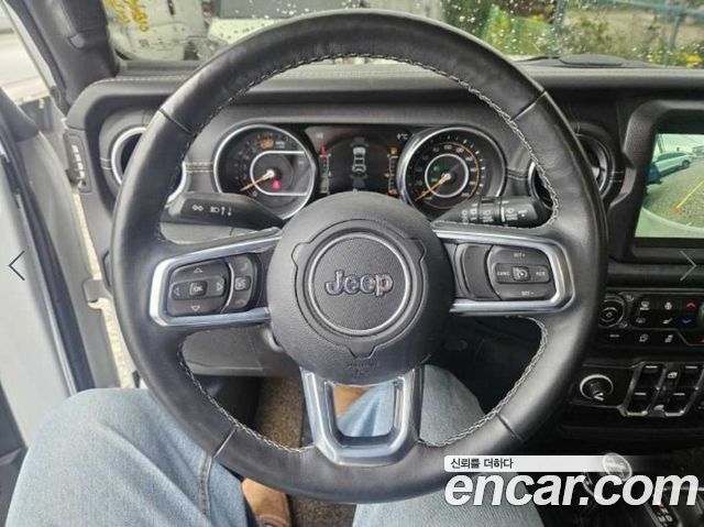 Jeep Wrangler 2021 — photo 12