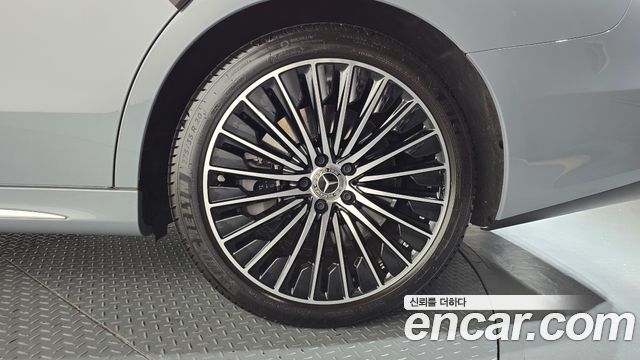 Mercedes-Benz E-Class 2025 — photo 7