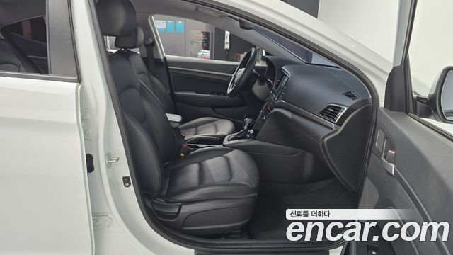 Hyundai AVANTE 2018 — photo 11