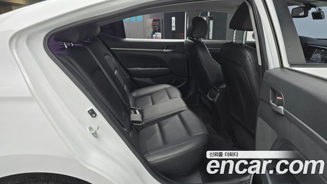 Hyundai AVANTE 2018 — photo 12