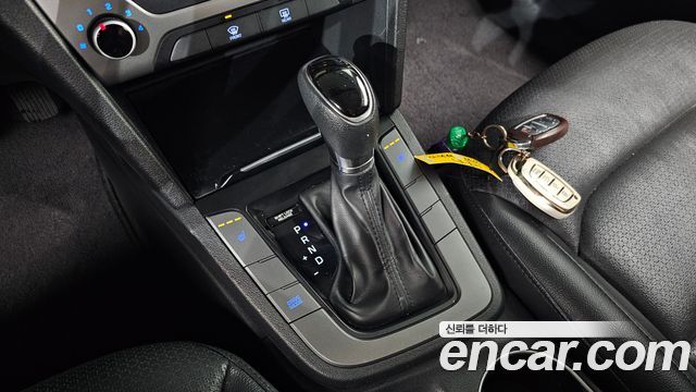 Hyundai AVANTE 2017 — photo 12