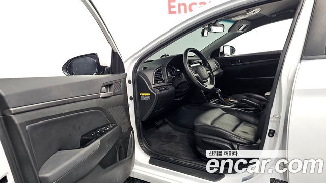 Hyundai AVANTE 2017 — photo 13