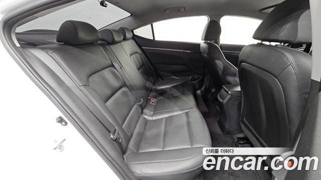 Hyundai AVANTE 2017 — photo 17