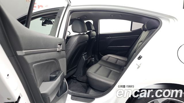 Hyundai AVANTE 2017 — photo 18