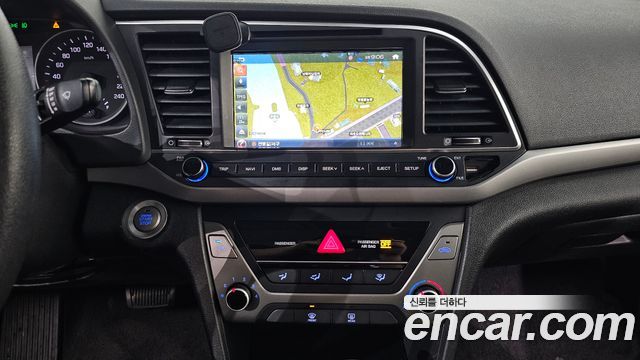 Hyundai AVANTE 2017 — photo 25