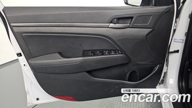 Hyundai AVANTE 2017 — photo 14