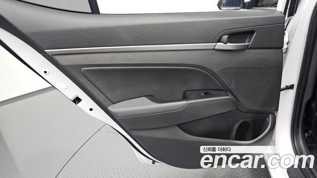 Hyundai AVANTE 2017 — photo 15
