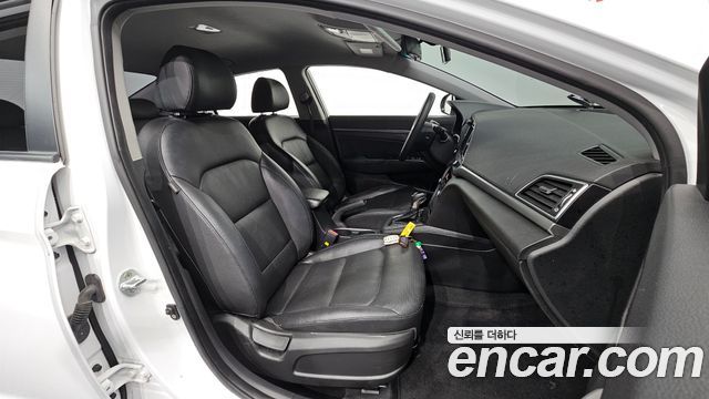 Hyundai AVANTE 2017 — photo 16