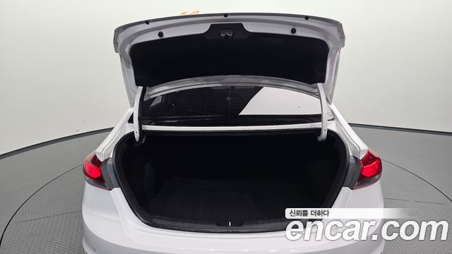 Hyundai AVANTE 2017 — photo 29