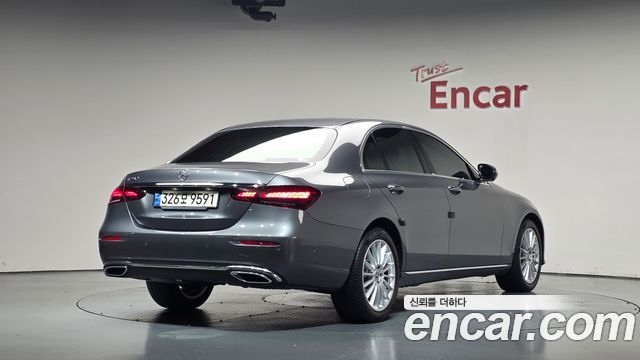 Mercedes-Benz E-Class 2022 — photo 2