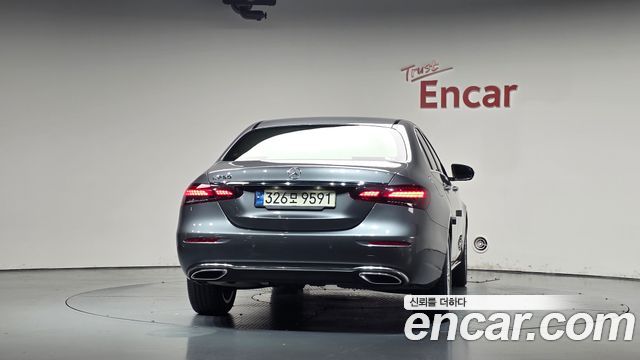 Mercedes-Benz E-Class 2022 — photo 4