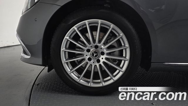 Mercedes-Benz E-Class 2022 — photo 5