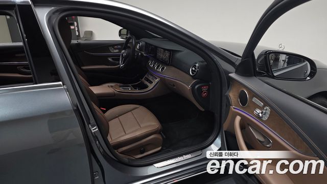 Mercedes-Benz E-Class 2022 — photo 17