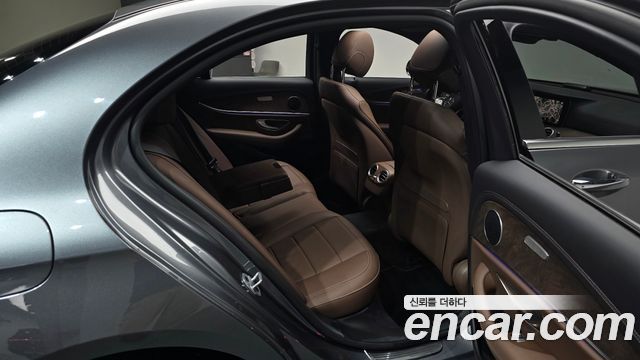 Mercedes-Benz E-Class 2022 — photo 18