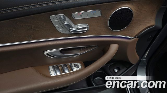 Mercedes-Benz E-Class 2022 — photo 24
