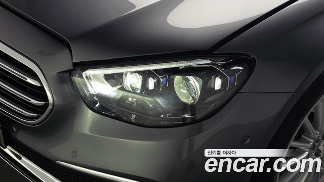 Mercedes-Benz E-Class 2022 — photo 8