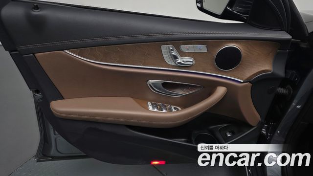 Mercedes-Benz E-Class 2022 — photo 14