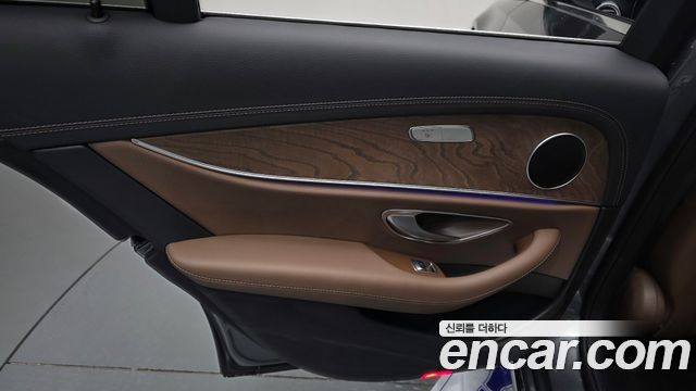 Mercedes-Benz E-Class 2022 — photo 15