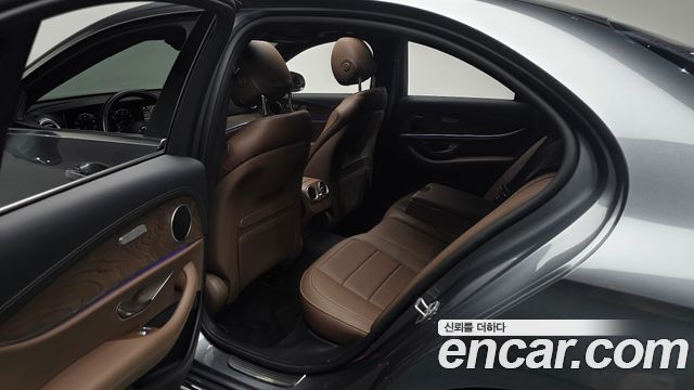 Mercedes-Benz E-Class 2022 — photo 16
