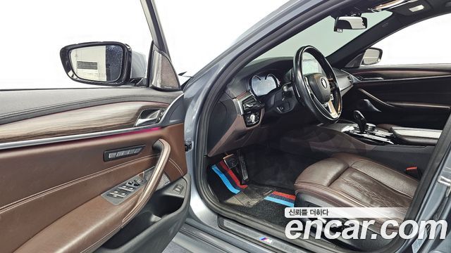 BMW 5-Series 2017 — photo 10