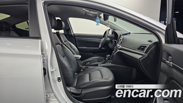 Hyundai AVANTE 2017 — photo 11