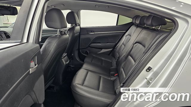 Hyundai AVANTE 2017 — photo 12
