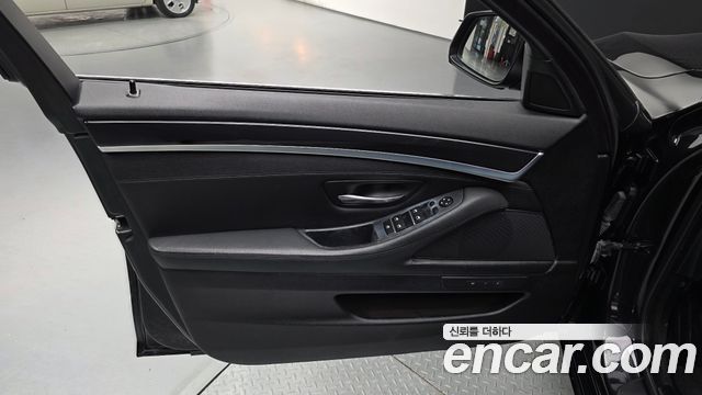 BMW 5-Series 2015 — photo 14