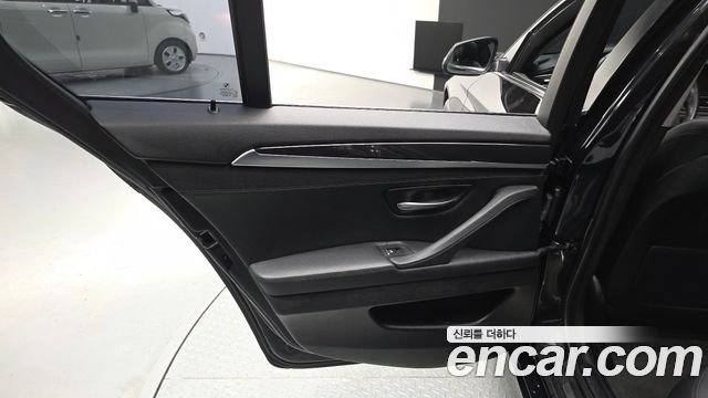 BMW 5-Series 2015 — photo 15