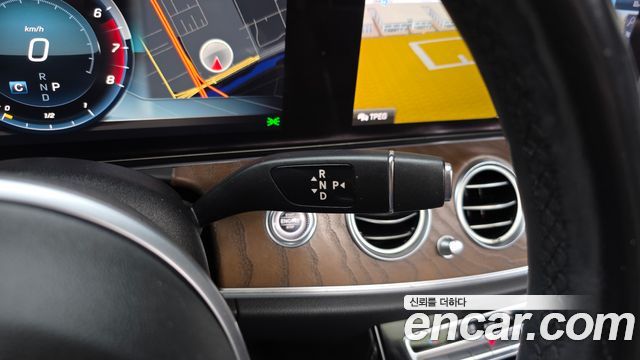 Mercedes-Benz E-Class 2019 — photo 12