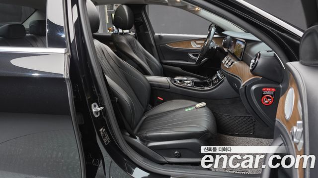 Mercedes-Benz E-Class 2019 — photo 17