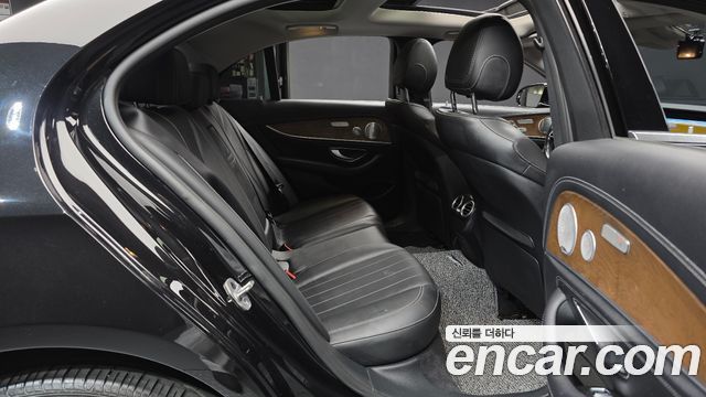 Mercedes-Benz E-Class 2019 — photo 18