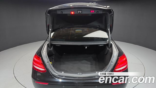 Mercedes-Benz E-Class 2019 — photo 26