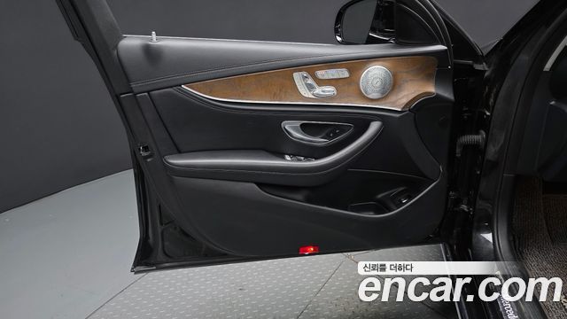 Mercedes-Benz E-Class 2019 — photo 14