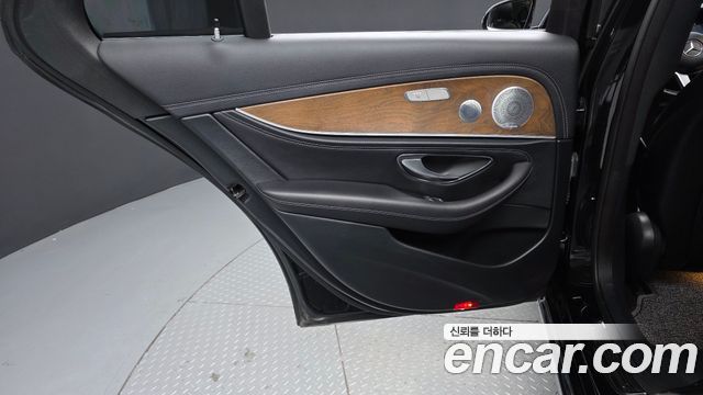 Mercedes-Benz E-Class 2019 — photo 15