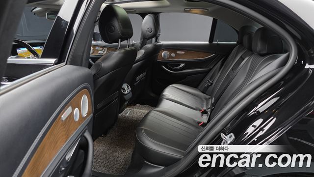 Mercedes-Benz E-Class 2019 — photo 16