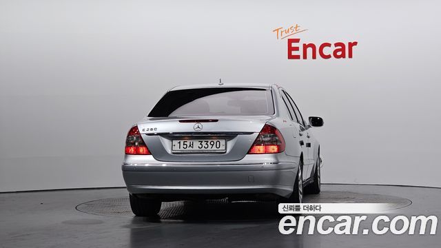 Mercedes-Benz E-Class 2009 — photo 4