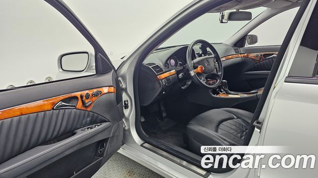 Mercedes-Benz E-Class 2009 — photo 10