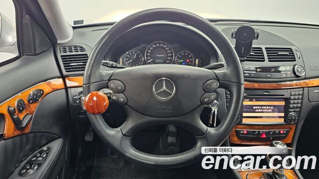 Mercedes-Benz E-Class 2009 — photo 12