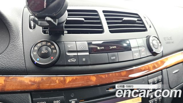 Mercedes-Benz E-Class 2009 — photo 13