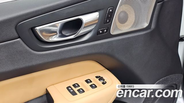 Volvo XC60 2020 — photo 28
