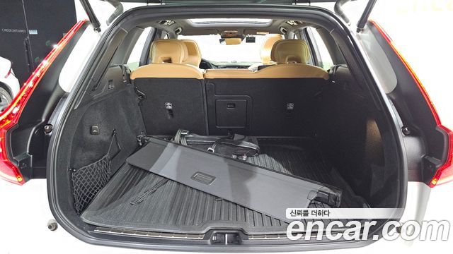 Volvo XC60 2020 — photo 35
