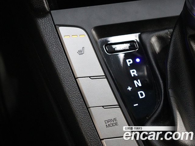 Hyundai AVANTE 2018 — photo 12