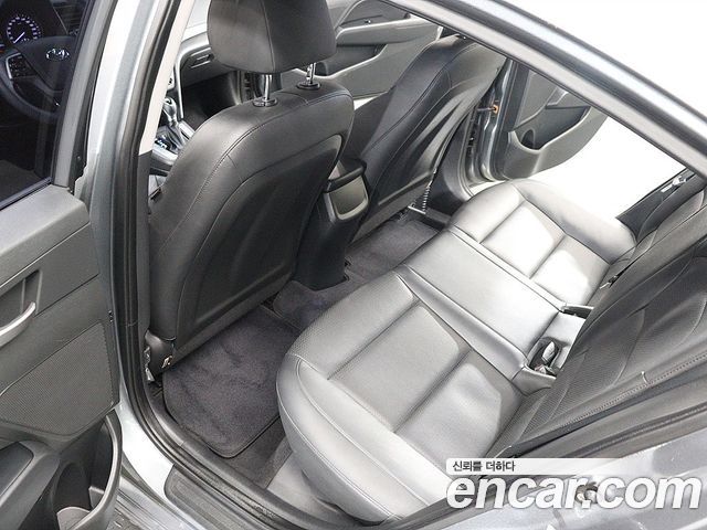 Hyundai AVANTE 2018 — photo 17