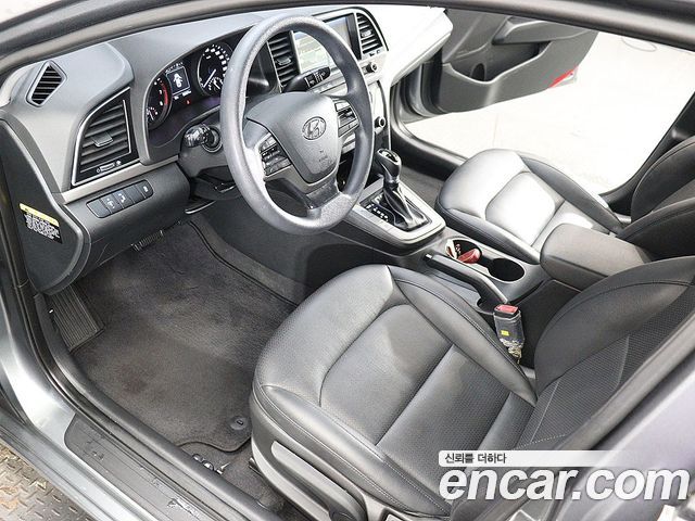 Hyundai AVANTE 2018 — photo 18